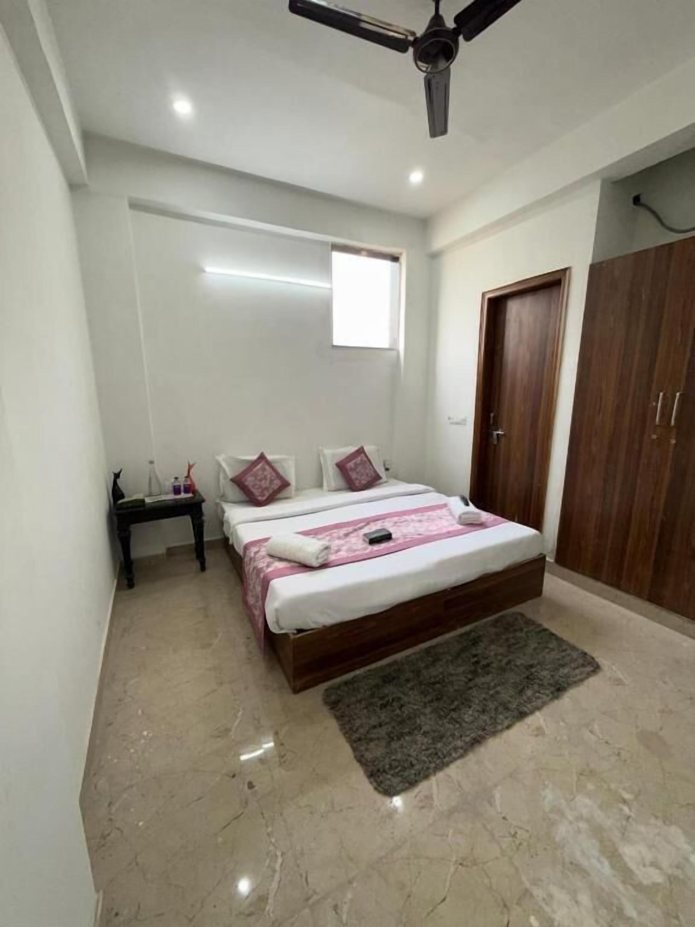 In-room safe, desk, iron/ironing board, free WiFi