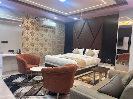 Deluxe Double Room, City View. Hotel Rashmi Grand