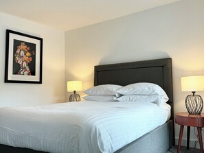 4 bedrooms, iron/ironing board, free WiFi, bed sheets - The Ravens Inn, 4 - Bed, Sleeps 6, Long Term Rental Available (Ulverston)