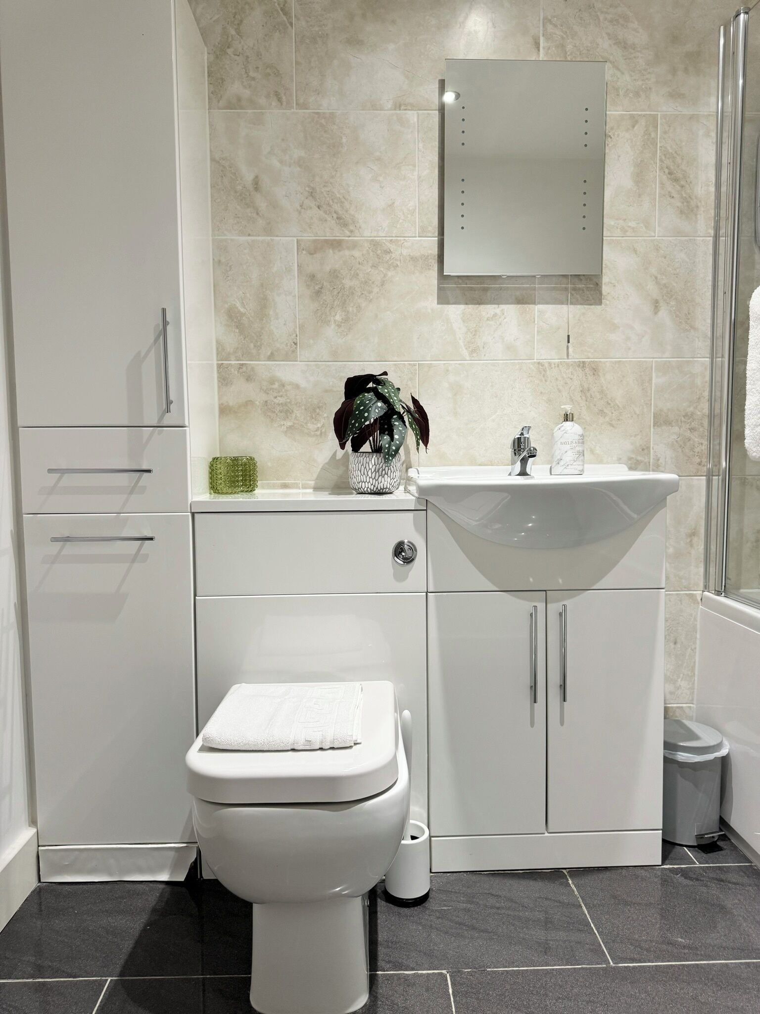 Doccia, asciugacapelli, asciugamani, carta igienica