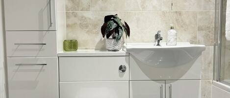 Doccia, asciugacapelli, asciugamani, carta igienica