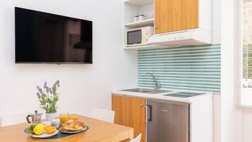 Superior-Apartment, Balkon, Stadtblick | Zimmersafe, Schreibtisch, laptopgeeigneter Arbeitsplatz