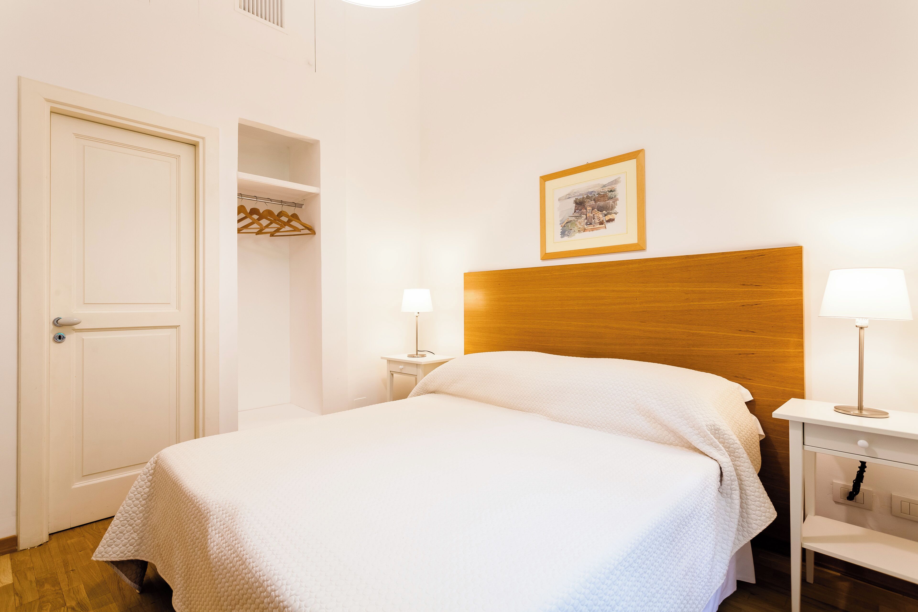 Classic-huoneisto | Tallelokero huoneessa, työpöytä