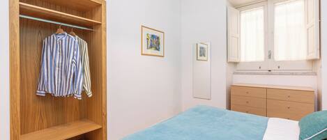 Appartement | Coffre-fort, bureau, espace de travail pour ordinateurs portables