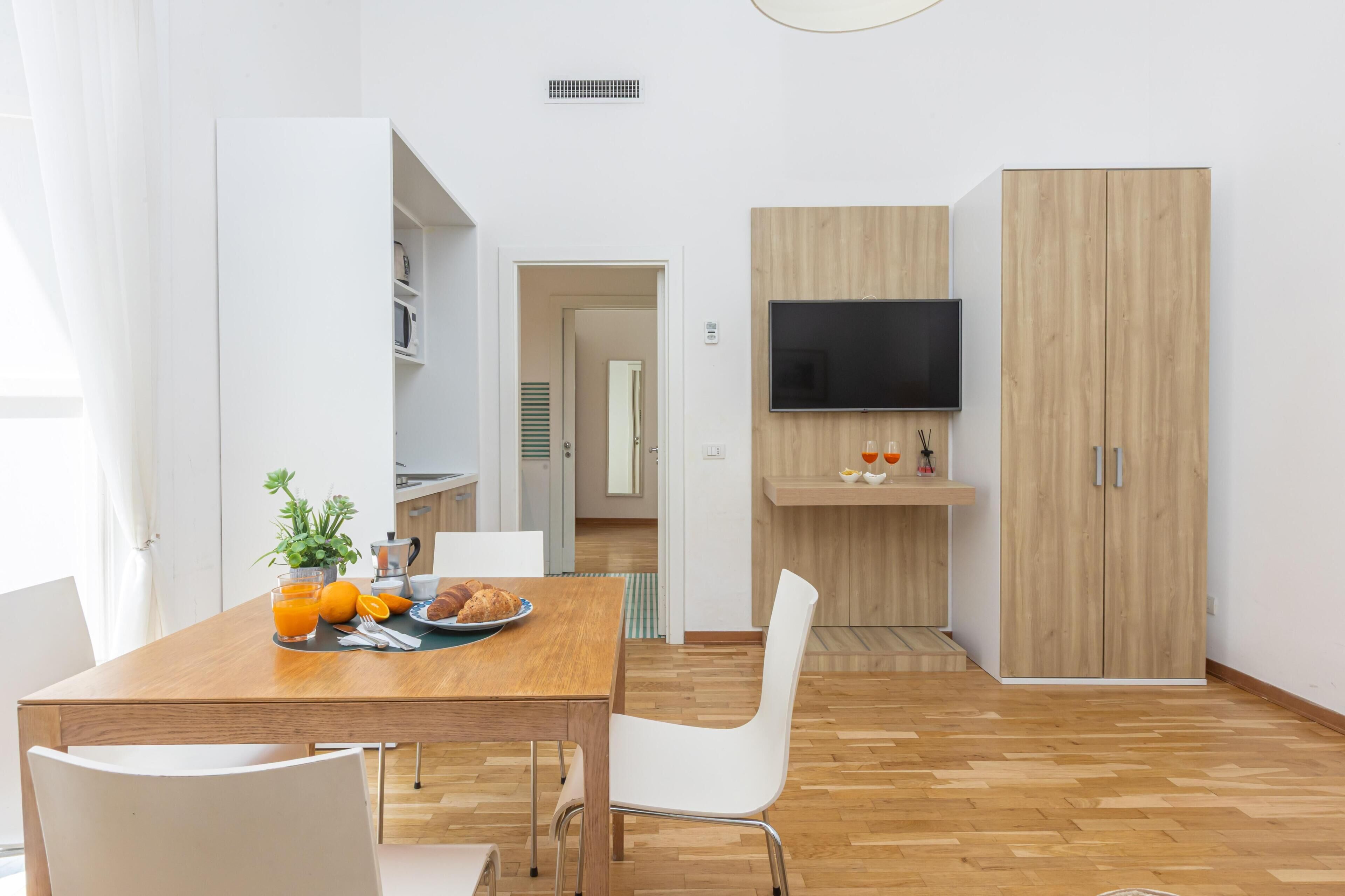 Condo superior, sacada, vista para a cidade | Área de estar | TV LED 30 polegadas com canais a cabo