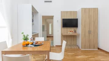 Condo superior, sacada, vista para a cidade | Área de estar | TV LED 30 polegadas com canais a cabo