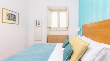 Superior appartement, balkon, uitzicht op de stad | Een kluis op de kamer, een bureau, een laptopwerkplek