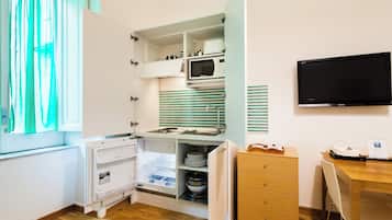 Classic Apartment | Private kitchen | Fridge, microwave, stovetop, cookware/dishes/utensils