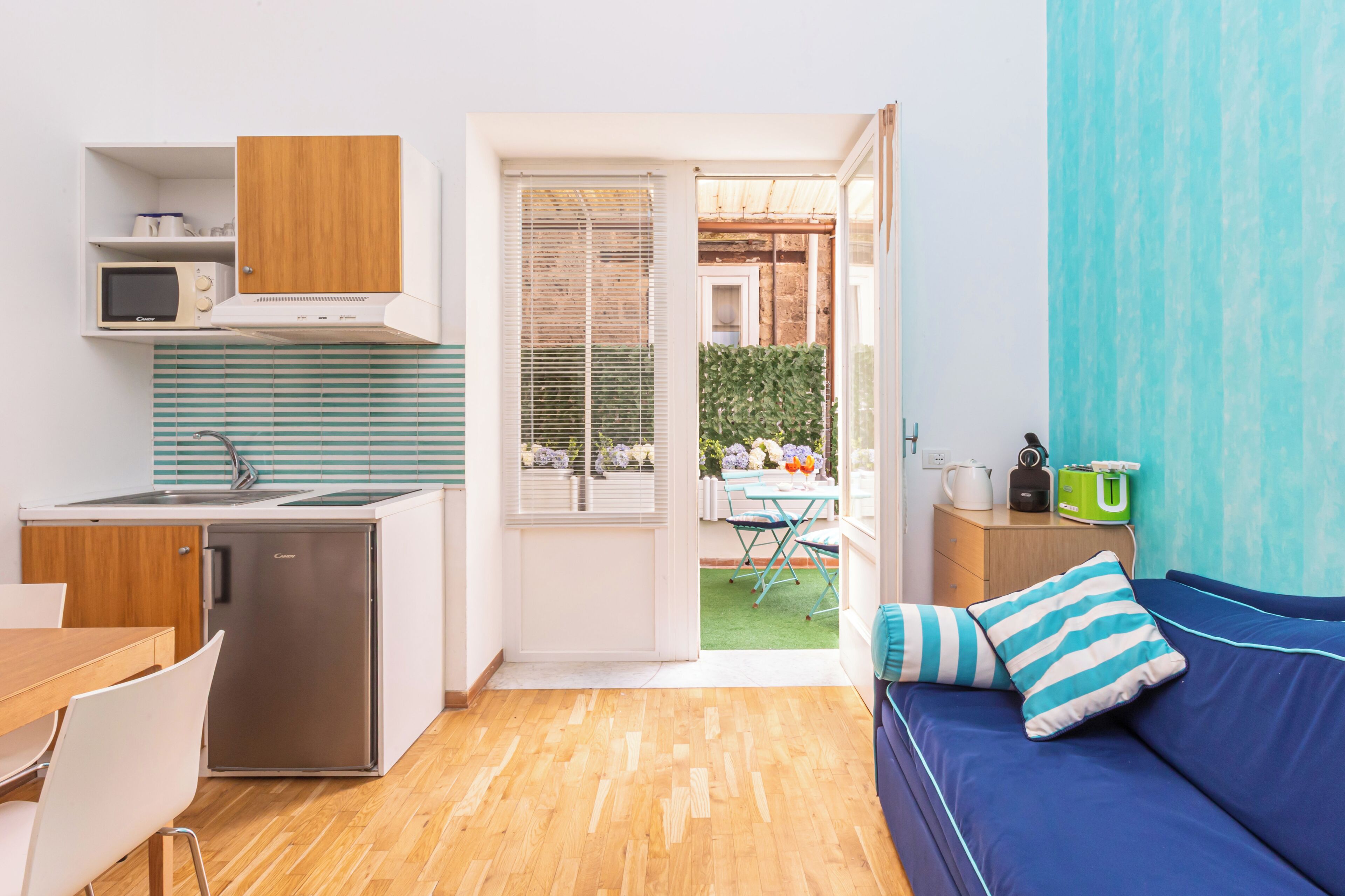 Appartement | Een kluis op de kamer, een bureau, een laptopwerkplek