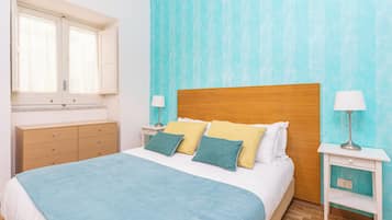 Classic Apartment | In-room safe, desk, laptop workspace, blackout curtains