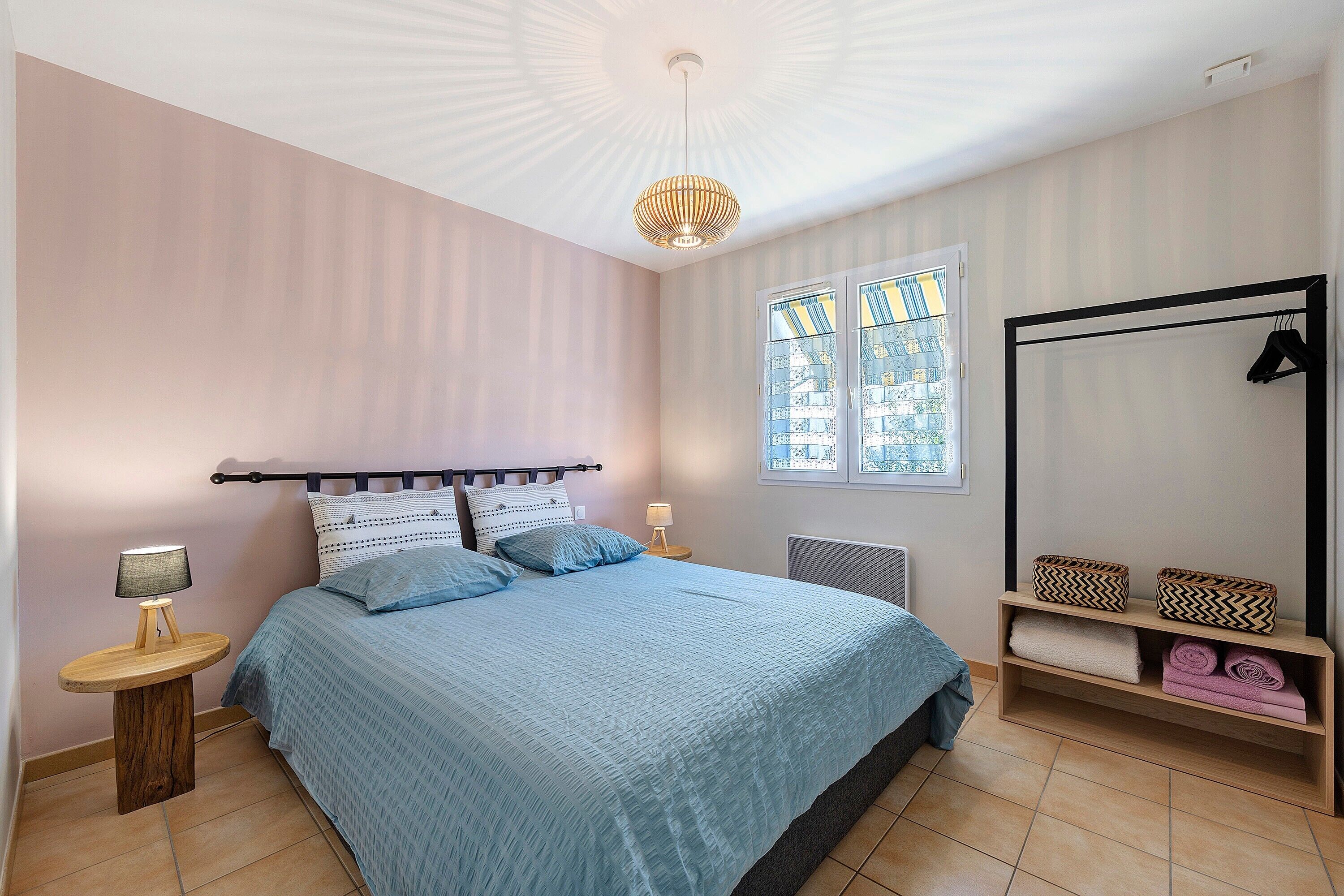 2 bedrooms, iron/ironing board, bed sheets