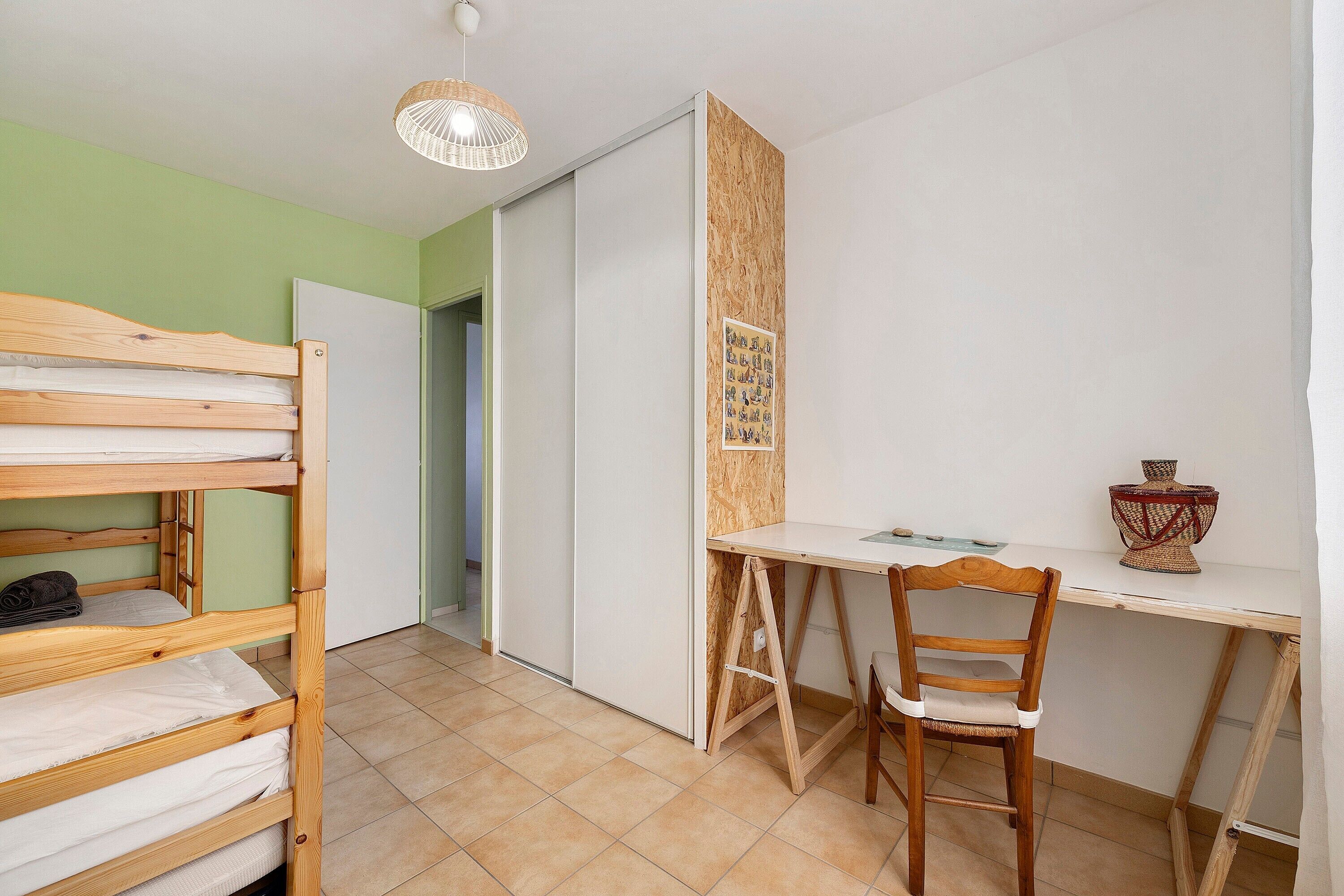 2 bedrooms, iron/ironing board, bed sheets