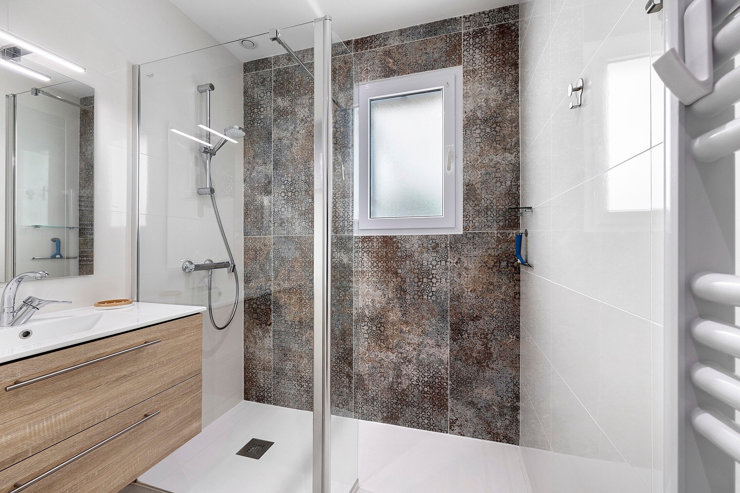 Een douche, een haardroger, handdoeken