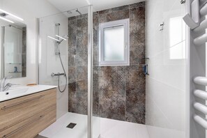 Shower, hair dryer, towels - Family House in Brétignolles-sur-Mer (Bretignolles-sur-Mer)