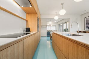 Kylskåp, mikrovågsugn, ugn och diskmaskin
