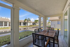 Outdoor dining - Villa 13 Island House (Sarasota)
