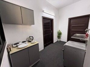 Mini réfrigérateur, micro-ondes, plaque de cuisson