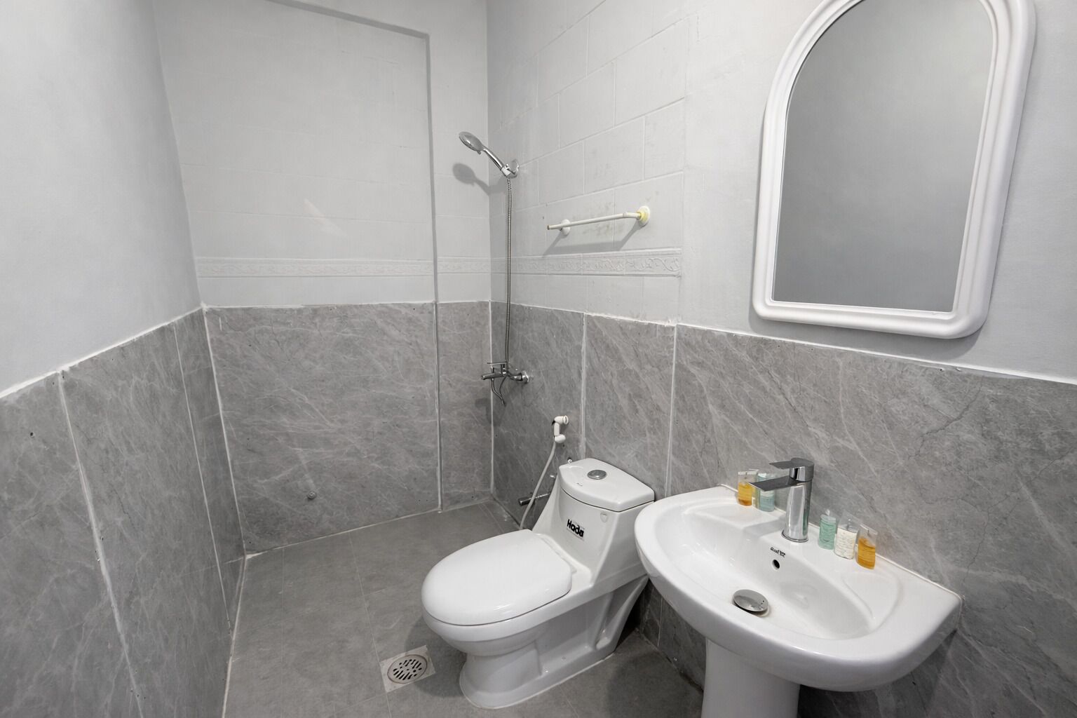 Studio, 2 Single Beds, Private Bathroom | Bathroom | Shower, free toiletries, hair dryer, bidet