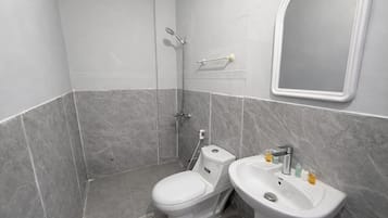 Studio, 2 Single Beds, Private Bathroom | Bathroom | Shower, free toiletries, hair dryer, bidet