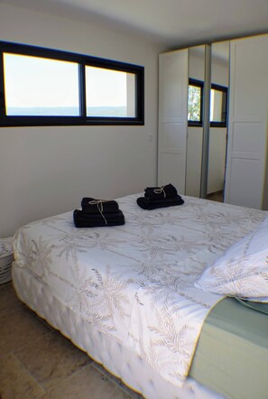 4 bedrooms, iron/ironing board, WiFi, bed sheets - Villa MTI Ventoux Quiet, close to nature/ideal for friends or family! (Blauvac)