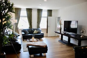 Luxury-Apartment, Stadtblick | Wohnbereich