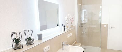 Luxury-Apartment, Stadtblick | Badezimmer
