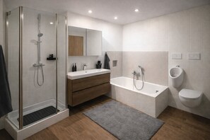 Familienapartment, Stadtblick | Badezimmer | Haartrockner, Handtücher, Seife, Shampoo