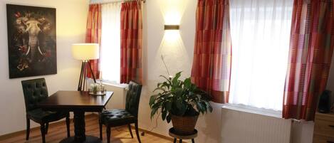 Bureau, rideaux occultants, chambres insonorisées