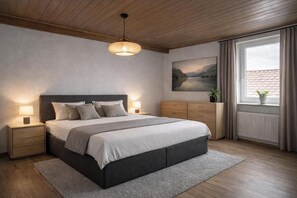 Familienapartment, Stadtblick | Schreibtisch, Verdunkelungsvorhänge, schallisolierte Zimmer