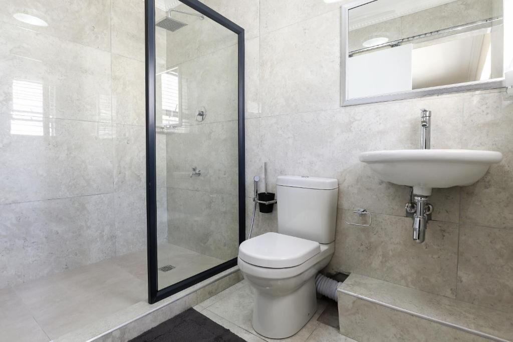 Quarto triplo conforto | Banheiro | Chuveiro, chuveiro com efeito de chuva, produtos de toalete grátis 