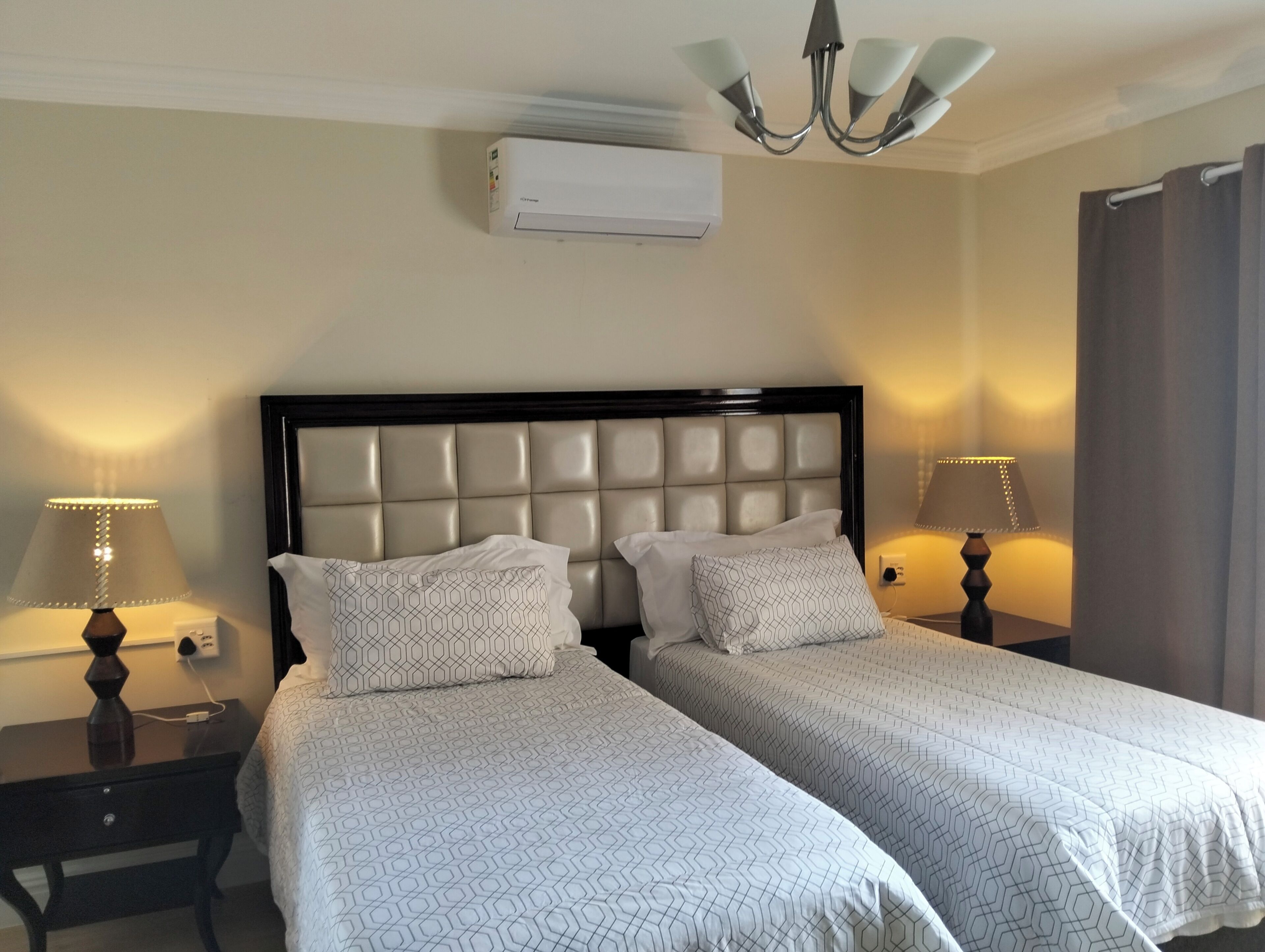 Zimmersafe, Schreibtisch, Verdunkelungsvorhänge, Bügeleisen/Bügelbrett