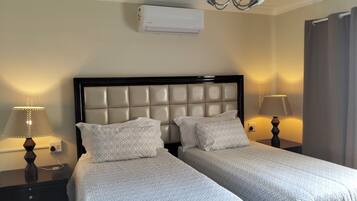 Zimmersafe, Schreibtisch, VerdunkelungsvorhĂ€nge, BĂŒgeleisen/BĂŒgelbrett