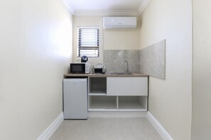 Tủ lạnh nhỏ, lò vi sóng, dụng cụ nấu nướng/bát dĩa/dao nĩa 