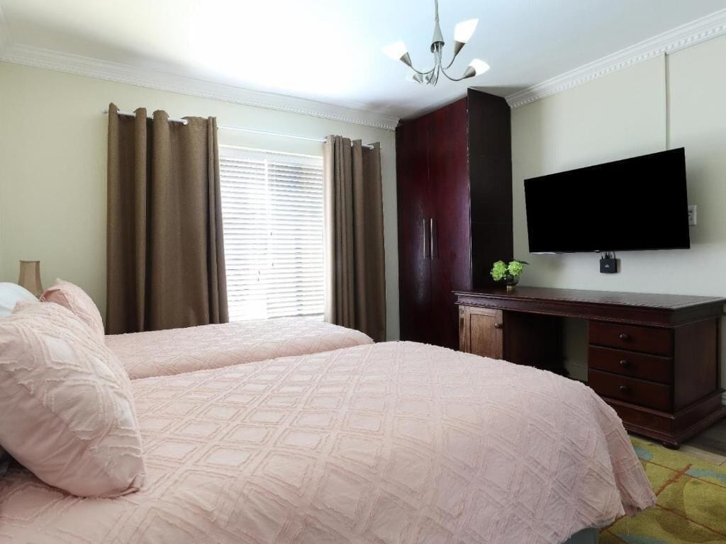 Chambre Confort avec lits jumeaux, vue montagne | Coffres-forts dans les chambres, bureau, rideaux occultants