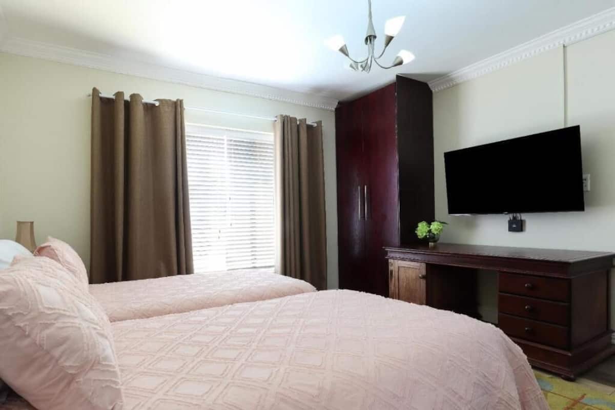 Comfort-herbergi fyrir tvo, tvö rúm - fjallasýn | Öryggishólf í herbergi, skrifborð, myrkratjöld/-gardínur