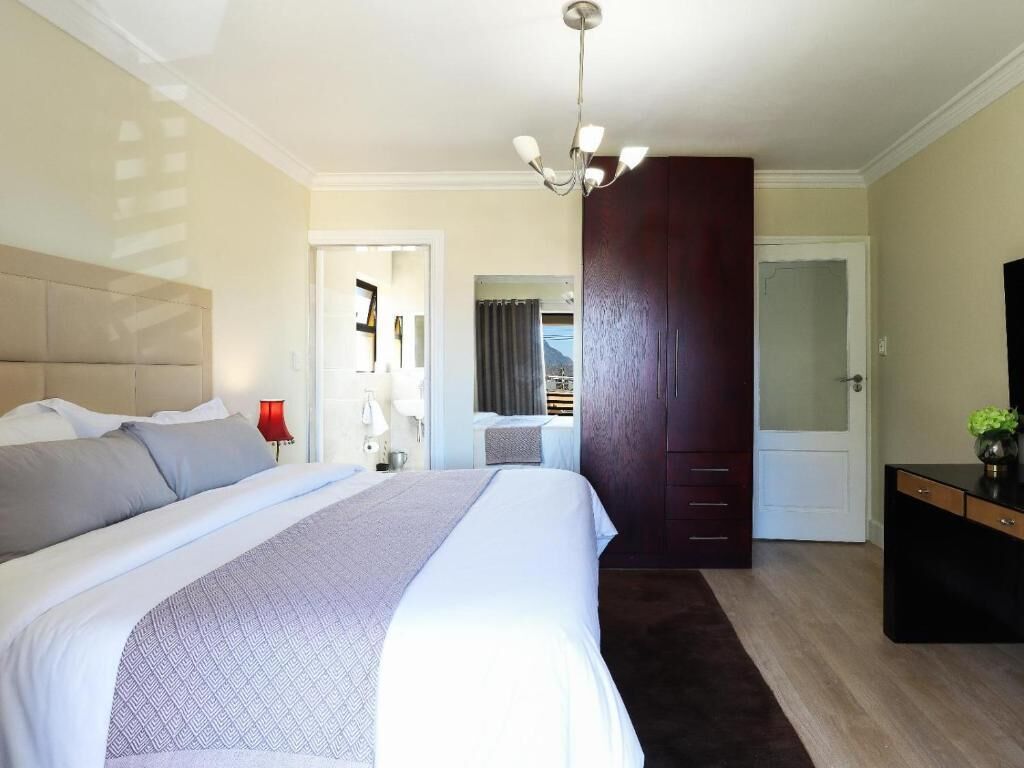 ห้องดีลักซ์ดับเบิลหรือทวิน, วิวสระว่ายน้ำ | ตู้นิรภัยในห้องพัก, โต๊ะทำงาน, ผ้าม่านกันแสง, เตารีด/โต๊ะรีดผ้า