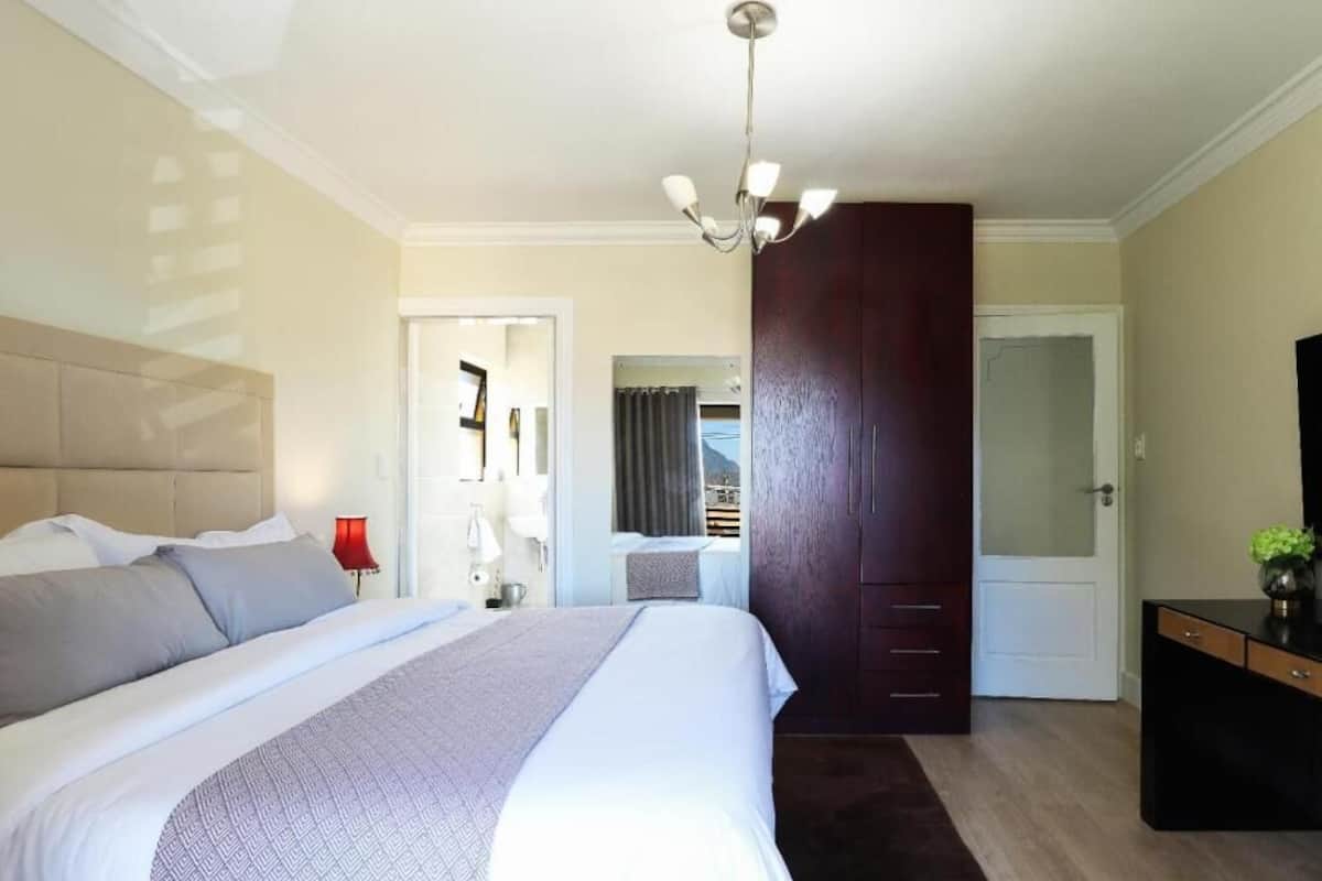 Deluxe-Doppel- oder -Zweibettzimmer, Poolblick | Zimmersafe, Schreibtisch, Verdunkelungsvorhänge, Bügeleisen/Bügelbrett