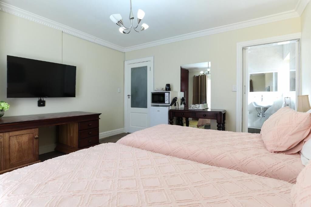 ตู้นิรภัยในห้องพัก, โต๊ะทำงาน, ผ้าม่านกันแสง, เตารีด/โต๊ะรีดผ้า