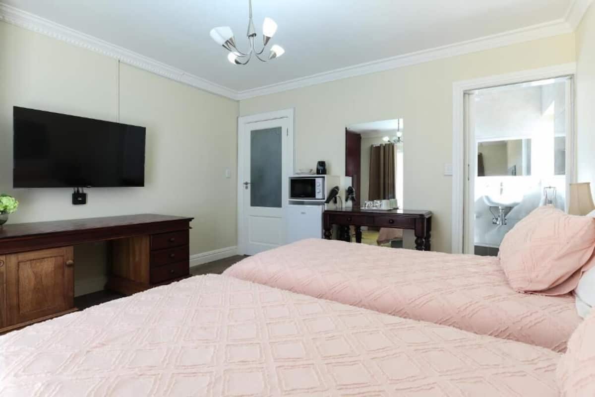 객실 내 금고, 책상, 암막 커튼, 다리미/다리미판