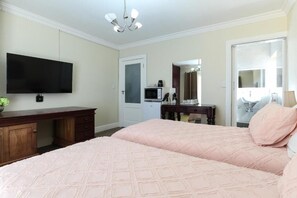 Két bảo mật tại phòng, bàn, màn/rèm cản sáng, bàn ủi/dụng cụ ủi quần áo 