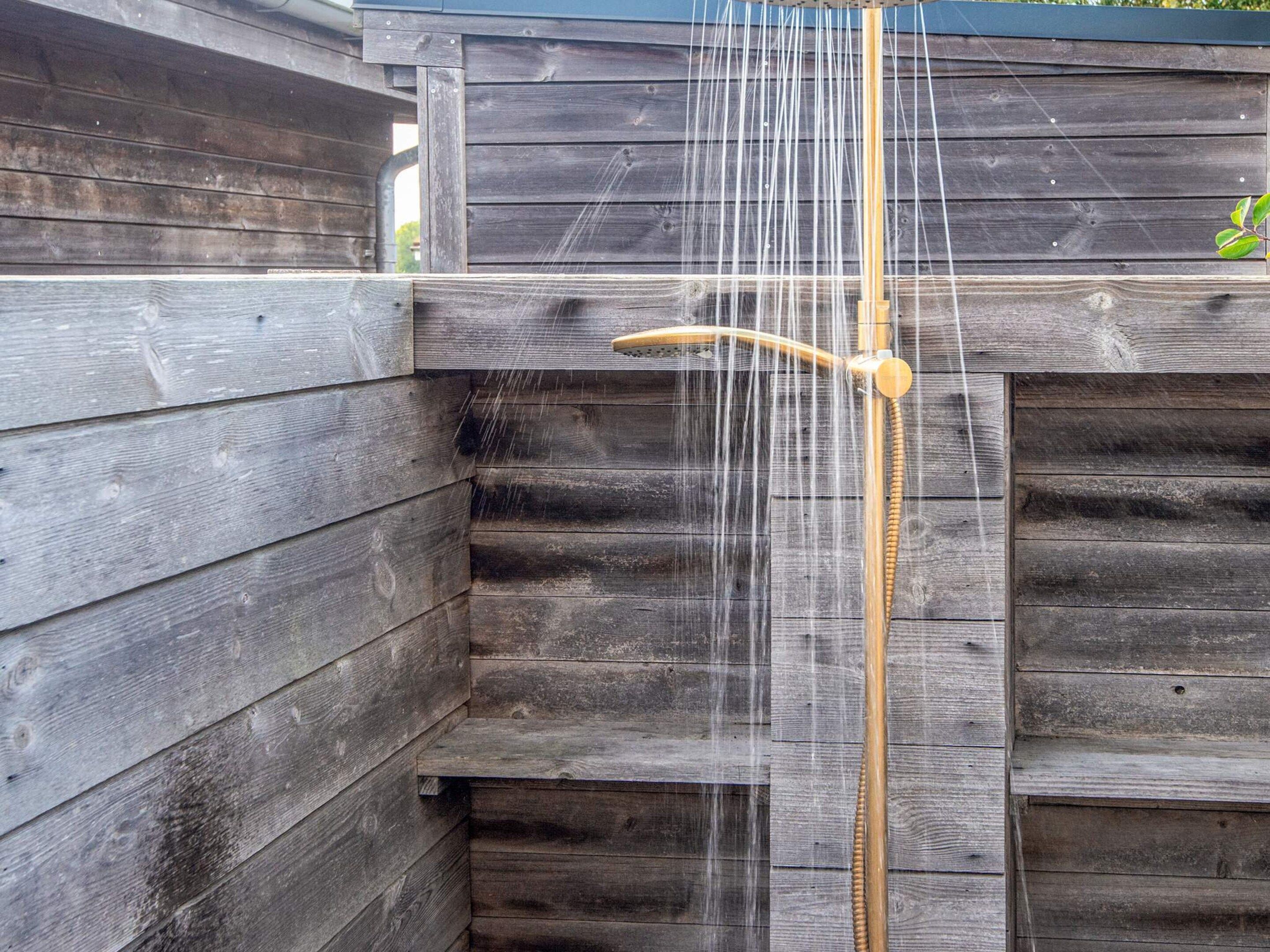 Puisesta materiaalista valmistettu ulkosuihku, jossa on useita vesisuihkuja.