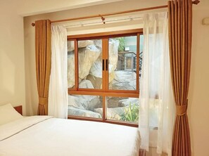 Habitación triple Confort, no fumadores, vistas al jardín | Wifi gratis