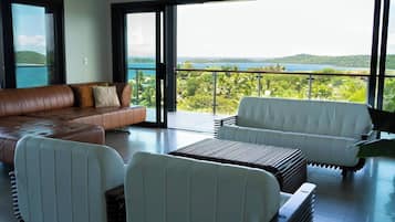 House, 3 Bedrooms, Accessible, Smoking | Living room | Books