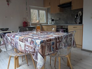 Frigorífico, microondas, horno y placa de cocina