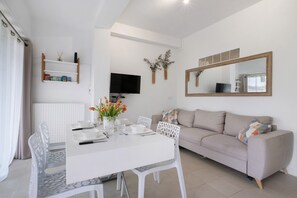 TV - Azur Pool Sea and Sun – Pool, Beach, Golf & Private Parking on the Côte d'Azur (Mandelieu-la-Napoule)