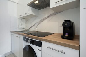 Fridge, microwave, stovetop, coffee/tea maker