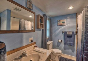 Shower, towels - Renovated Pet-Friendly Cabin | Firepit + Kayaks (Levering)