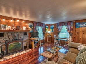 TV - Renovated Pet-Friendly Cabin | Firepit + Kayaks (Levering)