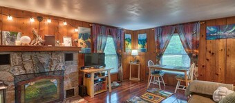 Cherry Country Cabin • Historic Retreat • Private Lake