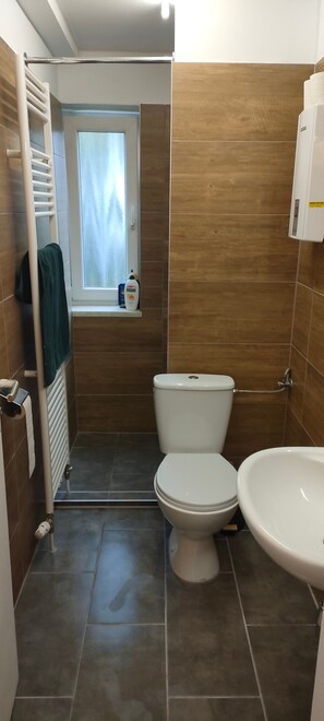 Shower, towels - Apartment 'Yellow F' (Miltenberg)